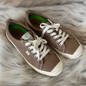 Cariuma sneakers women's size 9